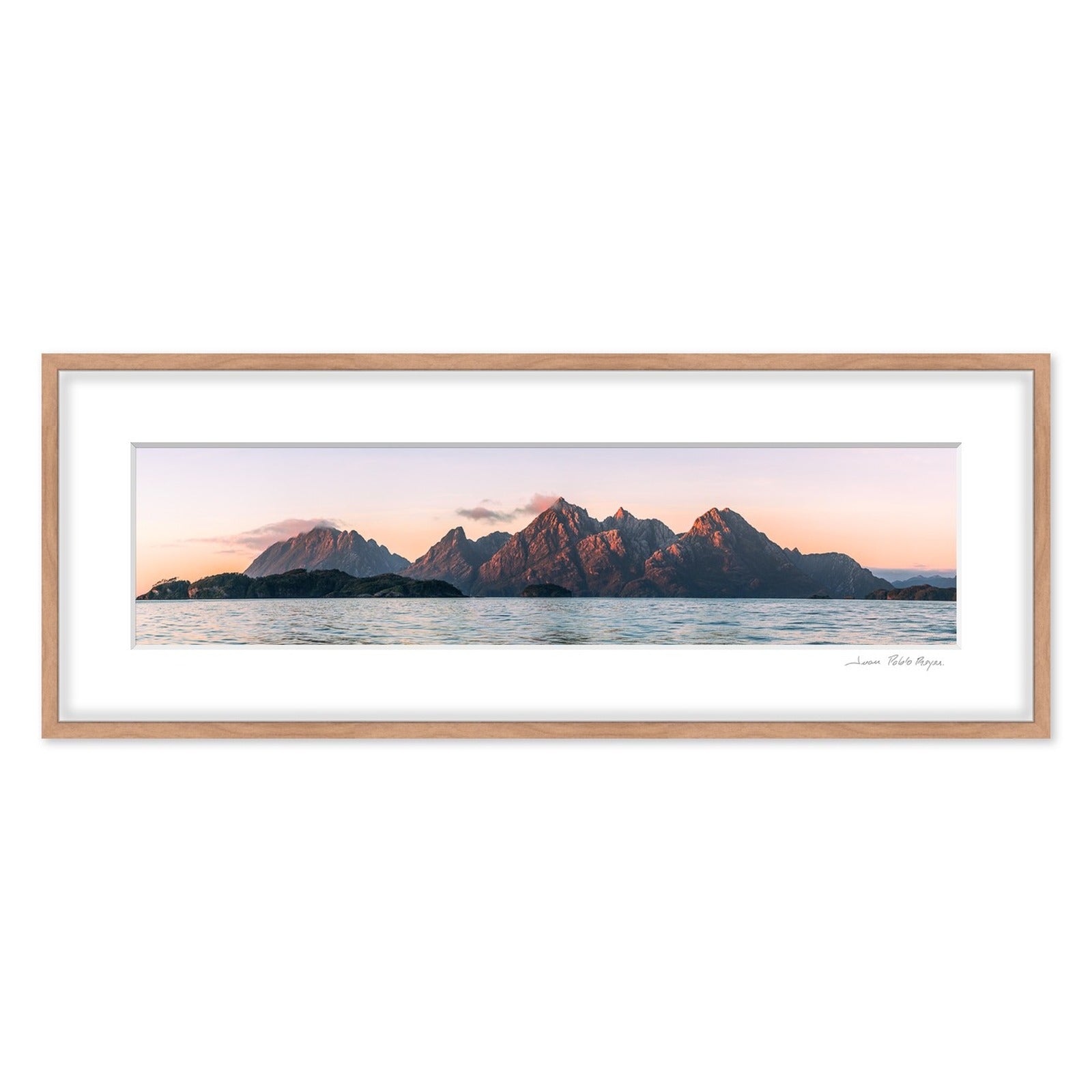 Isla Clemente - mockup marco madera